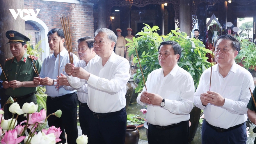 Party leader To Lam pays tribute to President Ho Chi Minh in Nghe An